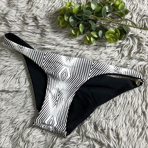 Nwot black and white tribal bikini bottoms size S